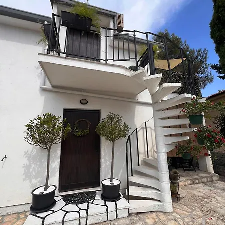Dolce - 40 M To The Sea & Beach-sleeps 3 Milna (Brac)