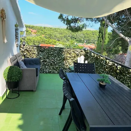 Dolce - 40 M To The Sea & Beach-sleeps 3 Milna (Brac)
